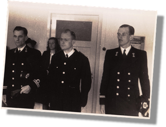 Afbeelding met tekst, persoon, muur, militair uniform

Automatisch gegenereerde beschrijving
